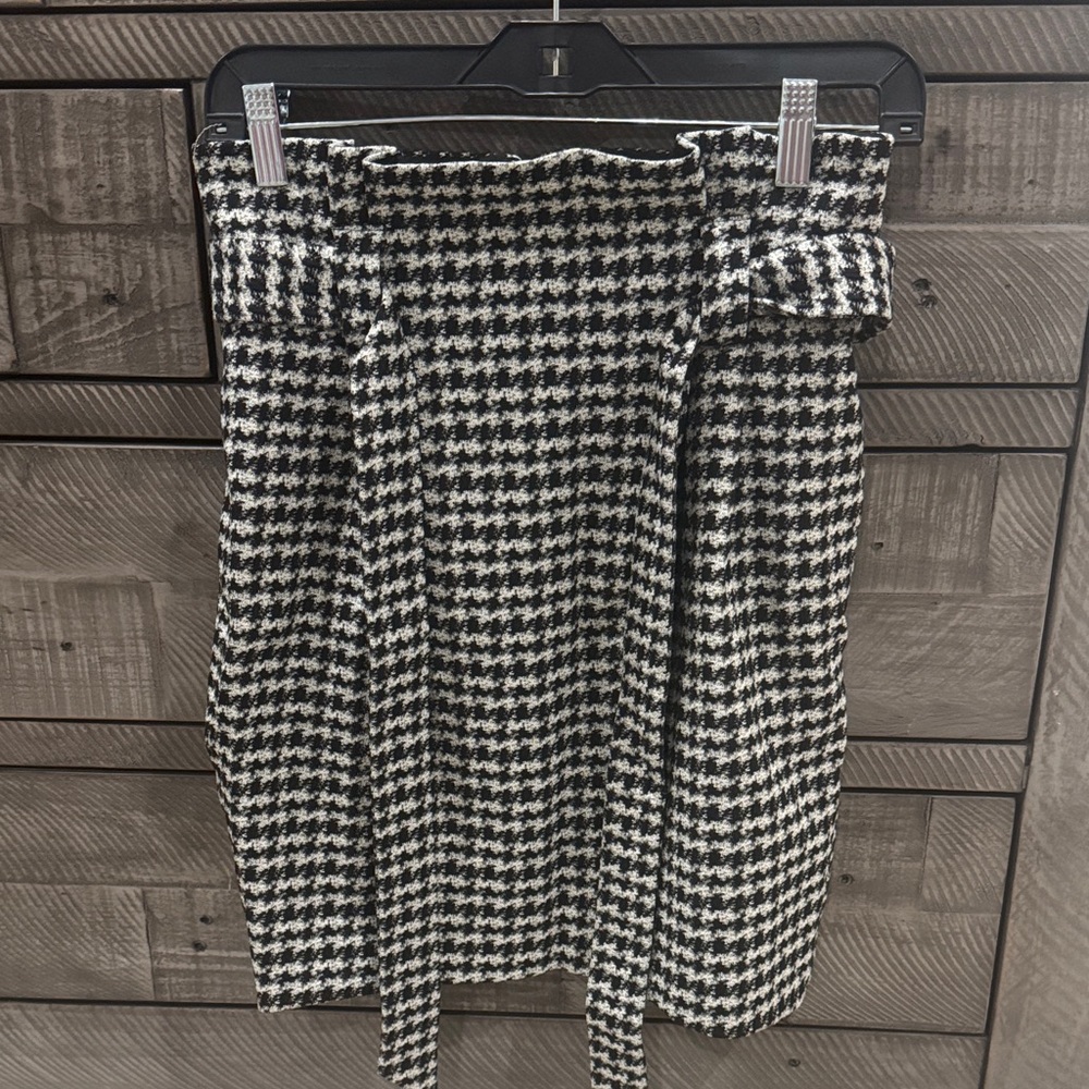 Stylish Black and White Houndstooth Skirt - Size 4 Express